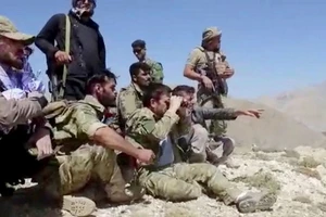 Lực lượng NRFA chống Taliban tại tỉnh Panjshir, Afghanistan. Ảnh: REUTERS