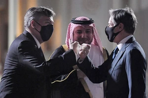 Ngoại trưởng Mỹ Antony Blinken (phải) chào hỏi ông Ibrahim Fakhroo - đại diện Bộ Ngoại giao Qatar (giữa) và lãnh đạo phái đoàn ngoại giao Mỹ tại Doha, ông John Desrocher (trái). Ảnh: REUTERS 