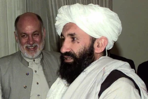 Ông Mohammad Hasan Akhund (trước), quyền Thủ tướng trong chính phủ do Taliban lập ra. Ảnh: REUTERS