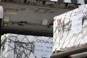 Một lô vaccine ngừa COVID-19 được phân phối tới Uganda theo chương trình COVAX. Ảnh: GAVI
