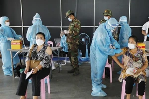 Một điểm tiêm vaccine tại thủ đô Phnom Penh, Campuchia. Ảnh: EPA-EFE