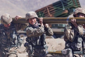 Quân đội Trung Quốc chuyển thêm nhiều vũ khí tiên tiến tới quân khu Tân Cương, gần biên giới Ấn Độ. Ảnh: 81.CN