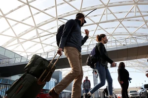 Từ đầu tháng 11, Mỹ sẽ khôi phục hoạt động hàng không dân dụng quốc tế đối với du khách đã tiêm đầy đủ vaccine ngừa COVID-19. Ảnh: REUTERS