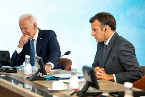 Tổng thống Mỹ Joe Biden (trái) và Tổng thống Pháp Emmanuel Macron (phải) trong hội nghị thượng định G7 ở Anh hồi tháng 6. Ảnh: AFP