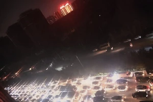 Hệ thống đèn giao thông ở một khu vực thuộc TP Thẩm Dương, tỉnh Liêu Ninh, Trung Quốc dừng hoạt động đột ngột vì mất điện, gây ùn tắc hôm 23-9. Ảnh: WEIBO