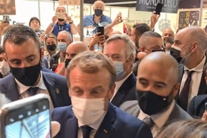 Tổng thống Pháp Emmanuel Macron bị một thanh niên ném vật thể nghi là trứng vào người khi tham gia sự kiện tại TP Lyon hôm 27-9. Nguồn: LYON MAG