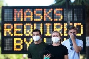 Theo một nghiên cứu có quy mô toàn cầu, khẩu trang giúp giảm 53% nguy cơ nhiễm COVID-19. Ảnh: AFP