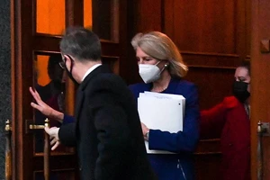 Bà Karen Donfried rời trụ sở Bộ Ngoại giao Nga sau các cuộc gặp với các nhà ngoại giao nước chủ nhà hôm 15-12. Ảnh: TASS