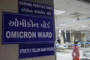 Ảnh minh họa - Một bệnh viện ở Ấn Độ lập phòng bệnh riêng chuẩn bị tiếp nhận các bệnh nhân nhiễm biến thể Omicron. Ảnh: AP