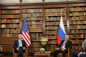 Tổng thống Mỹ Joe Biden (trái) và người đồng cấp Nga Vladimir Putin (phải) gặp nhau tại Geneva hồi tháng 6. Ảnh: BLOOMBERG