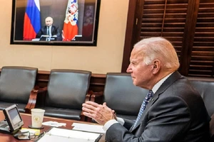 Tổng thống Mỹ Joe Biden điện đàm video với Tổng thống Nga Vladimir Putin hôm 7-12. Ảnh: REUTERS