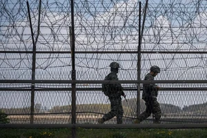 Binh sĩ Hàn Quốc tuần tra dọc Khu phi quân sự (DMZ) chia cắt hai miền bán đảo Triều Tiên. Ảnh: AFP