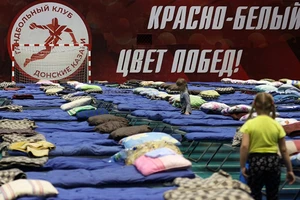 Sân của một CLB thể thao ở tỉnh Rostov được dùng làm nơi ở cho những người di tản từ Donbass. Ảnh: TASS