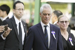 Đại sứ Mỹ tại Nhật Rahm Emanuel ngày 6-8 tại lễ tưởng niệm 79 năm ngày Mỹ ném bom nguyên tử xuống TP Hiroshima. Nguồn: AP