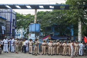 Cảnh sát được tăng cường tại Bệnh viện Cao đẳng Y khoa RG Kar (Ấn Độ) hôm 16-8. Ảnh: PTI PHOTO