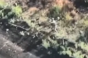 Một binh sĩ Nga hạ UAV cảm tử bằng báng súng. Nguồn: RT