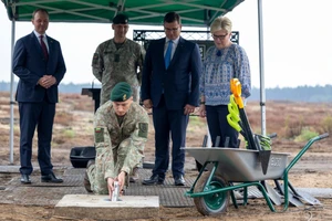 Bộ trưởng Quốc phòng Đức Nils Hilmer (trái) và người đồng cấp Lithuania Laurynas Kasciunas (thứ 2 từ phải) trong lễ khởi công căn cứ quân sự ở Rudninkai. Ảnh: X @@Lithuanian_MoD