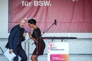Nữ nghị sĩ Sahra Wagenknecht bị bắn sơn trong sự kiện tranh cử tối 29-8. ẢNH: AFP
