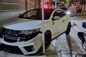 Lái xe quá tốc độ rồi cắn cảnh sát, bị truy tố hàng loạt tội danh