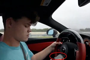 Siêu xe bể nát vì thanh niên vừa lái vừa dùng điện thoại