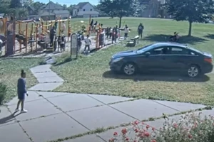 Video do cảnh sát Minneapolis cung cấp ghi lại cảnh cậu bé 10 tuổi lái xe nguy hiểm gần khu vui chơi trong trường học. Ảnh: SKY NEWS