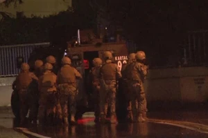 Tối 14-11, xảy ra nổ súng gần Tổng Lãnh sự quán Israel tại Istanbul (Thổ Nhĩ Kỳ). Cảnh sát dùng xe bọc thép làm lá chắn, tiếp cận, thuyết phục tay súng đầu hàng. Ảnh: ASLINDA