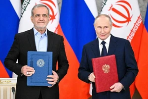 Tổng thống Iran thăm Nga, ký đối tác chiến lược toàn diện, cam kết phòng thủ chung