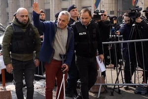 Ứng viên tổng thống hàng đầu Romania bị bắt, ông Elon Musk lên tiếng