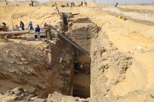 ẢNH: Phát hiện hầm mộ pharaoh thuộc giai đoạn bí ẩn Ai Cập cổ đại
