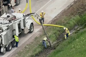 Lực lượng chức năng tại Alvord (Texas, Mỹ) nỗ lực thu gom 8 triệu đồng xu 10 cent sau vụ lật xe đầu kéo hôm 29-4. Ảnh: KDFW (FOX 4)