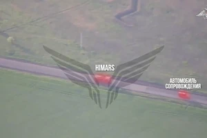 Hệ thống HIMARS (sau) và xe hộ tống (trước) của Ukraine bị FPV Nga theo dõi và tiêu diệt. Ảnh chụp màn hình: X/BỘ QUỐC PHÒNG NGA