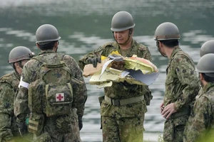 Nhật: 2 đêm tìm kiếm vẫn chưa thấy 2 phi công lái chiếc máy bay huấn luyện rơi xuống hồ