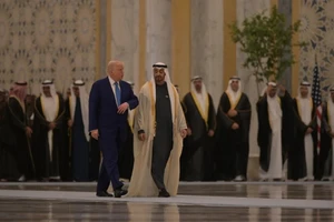 Tổng thống UAE Sheikh Mohamed bin Zayed Al Nahyan (phải) chào đón Tổng thống Mỹ Donald Trump (trái) tới thăm UAE hôm 15-5. Ảnh: AL MAYADEEN
