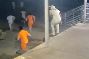 Hình ảnh 10 đối tượng vượt ngục ở New Orleans hôm 16-5. Ảnh chụp màn hình: CBS NEWS