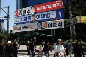 Các băng rôn tranh cử tổng thống Hàn Quốc trên một góc phố ở Seoul (ở chính diện, từ trên xuống, lần lượt là của ông Kim Moon-soo, ông Lee Jae-myung và ông Lee Jun-soek). Ảnh: GETTY IMAGES