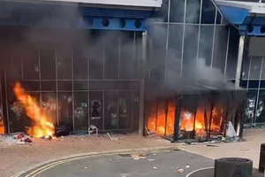 Cháy trung tâm sơ tán tại thị trấn Larne tối 11-6 do những phần tử quá khích trong làn sóng bạo loạn ở Bắc Ireland gây ra. Nguồn: ITV/X