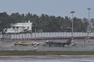 F-35 từ tàu sân bay Anh hạ cánh khẩn cấp ở Ấn Độ vì hết nhiên liệu 