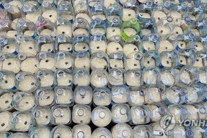 Hàn Quốc bắt 6 người Mỹ cố thả chai nhựa chứa tiền, gạo về phía Triều Tiên