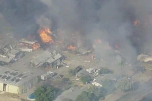 Hiện trường vụ cháy nổ tại nhà kho pháo hoa ở Esparto (hạt Yolo, bang California, Mỹ) hôm 1-7. Ảnh: CBS SAN FRANSICO