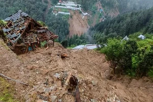 Ảnh, video: Mưa lớn do gió mùa khiến hơn 100 người chết, mất tích ở Ấn Độ