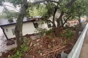 Một ngôi nhà bị lũ quét ở Texas cuốn trôi. Ảnh chụp màn hình từ video X.