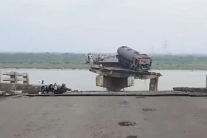 VIDEO: Sập cầu ở Ấn Độ, nhiều xe rơi xuống sông, 9 người thiệt mạng