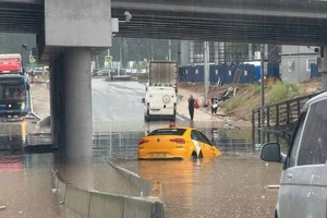 Nhiều khu vực ở Moscow (Nga) bị ngập sâu do lượng mưa kỷ lục hôm 21-7. Nguồn: RT