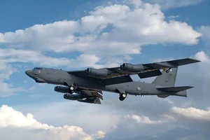 Máy bay chở khách Mỹ 'bẻ lái gắt' tránh va chạm với B-52