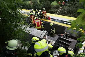 VIDEO: Tàu hoả trật đường ray ở Đức, hàng chục người thương vong