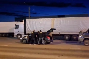 Lực lượng FSB khống chế nghi phạm khi khám xét xe nghi dùng trong âm mưu tấn công khủng bố quan chức cấp cao thuộc Bộ Quốc phòng Nga. Ảnh: TASS