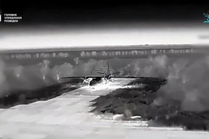 UAV của đặc nhiệm HUR nhắm mục tiêu vận tải cơ An-26 của Nga trên bán đảo Crimea. Ảnh: HUR