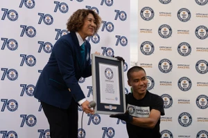 Anh Ryusei Yonee được trao giấy chứng nhận kỷ lục Guinness thế giới sau khi chạy bằng 4 chi hoàn thành cự ly 100 m trong 14,55 giây. Nguồn: GUINNESS WORLD RECORDS