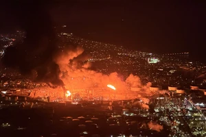Đám cháy sau vụ nổ vào tối 2-10 tại nhà máy lọc dầu El Segundo (bang California, Mỹ). Ảnh: 