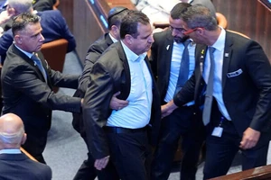 VIDEO: 2 nhà lập pháp Israel bị đưa khỏi hội trường quốc hội vì ngắt lời ông Trump